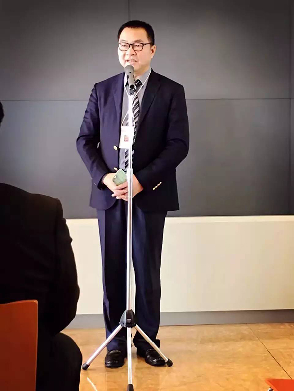 代表團(tuán)團(tuán)長(zhǎng)廣東省漆畫藝術(shù)委員會(huì)蘇星主任發(fā)言.jpg