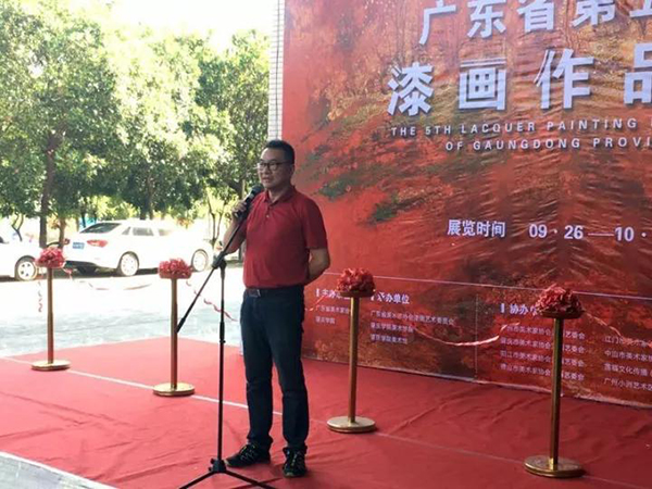 1509011496122076.jpg 廣東美協(xié)漆畫藝委會(huì)主任蘇星在開幕式上致辭.jpg