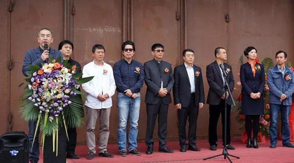 黑龍江省美術(shù)家協(xié)會(huì)秘書長李振宇主持開幕式.jpg