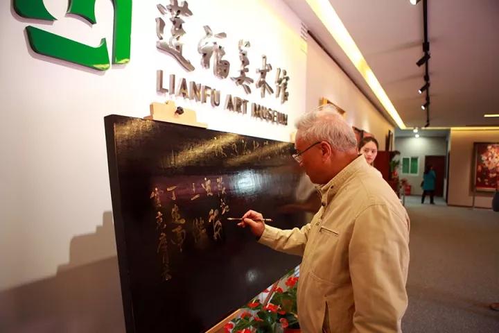 嘉賓（中國海峽兩岸關(guān)系協(xié)會副會長張銘清）在“漆水流觴”漆畫創(chuàng)作畫板上簽字留念.jpg