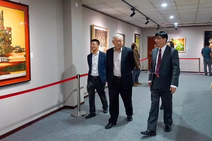 蓮福文化董事長葉水省陪同中共廈門市委常委、宣傳部長葉重耕（中），廈門市文廣新局黨組成員、副巡視員葉細致（左）參觀展覽.jpg