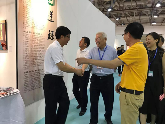 中共廈門市市委常委、宣傳部部長葉重耕領(lǐng)導(dǎo)一行人參觀蓮福文化漆畫展區(qū).jpg
