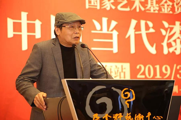 上海市美術(shù)家協(xié)會漆畫工作委員會主任、華東師范大學(xué)美術(shù)學(xué)院教授尹呈忠在開幕式上致辭.jpg