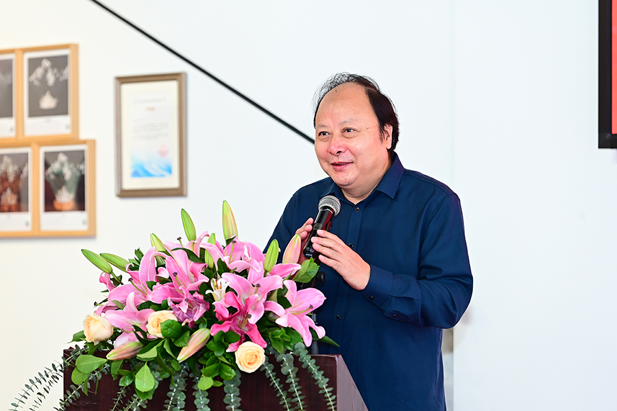 4、展覽的學(xué)術(shù)支持單位代表福建省美術(shù)家協(xié)會副主席、秘書長 趙勝利為展覽開幕式致辭.JPG