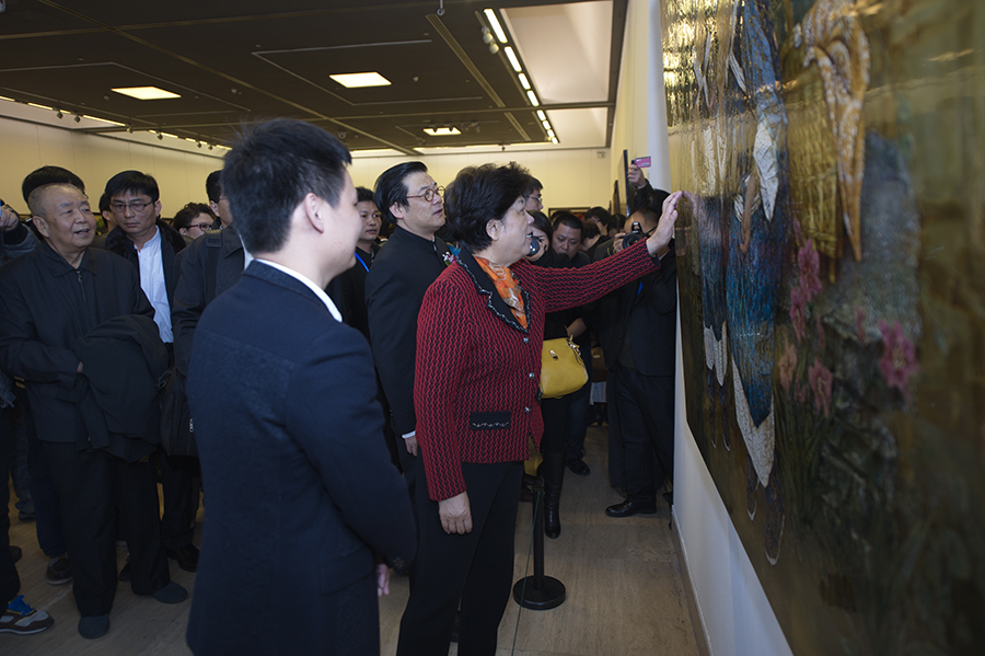 全國(guó)人大常委會(huì)原副委員長(zhǎng)、全國(guó)婦聯(lián)原主席陳至立參觀畫(huà)展并與蘇國(guó)偉親切交流.jpg