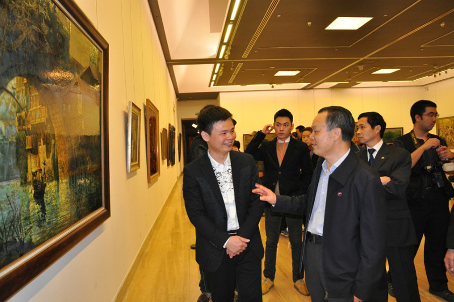 北京大學(xué)原校長(zhǎng)周其鳳參觀蘇國(guó)偉畫(huà)展.jpg