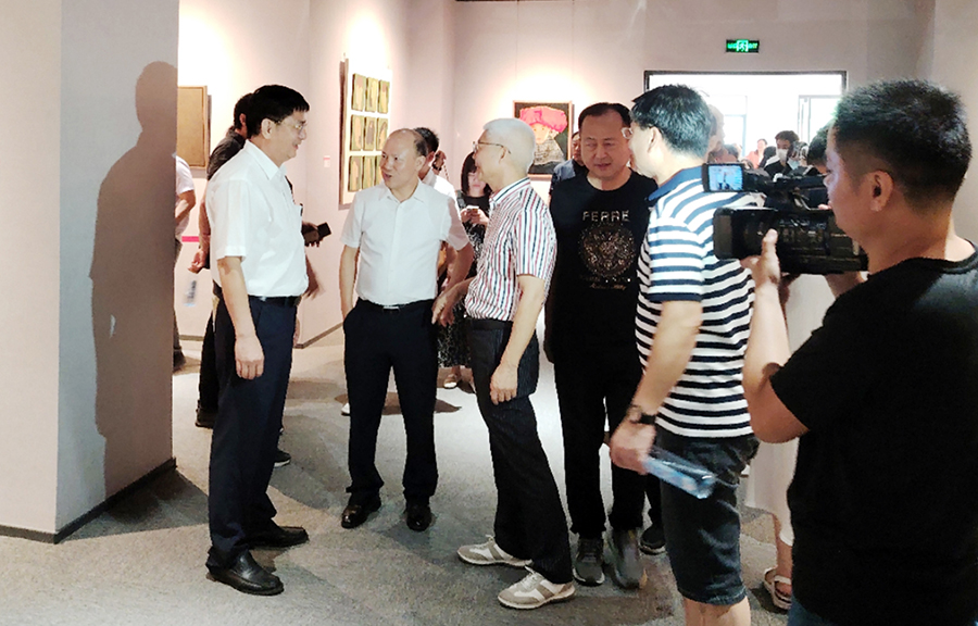 廈門市委宣傳部副部長、二級巡視員彭心安蒞臨展覽現(xiàn)場參觀指導，福州大學中國漆畫藝術研究院名譽院長葉細致、廈門市蓮福美術館館長葉水省陪同參觀導覽.jpg